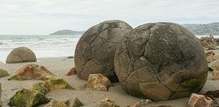 Moeraki boulders