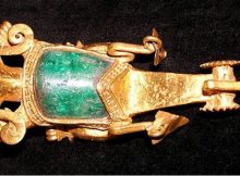 the zoomorphic gold and “emerald” pendant from Coclé on the south coast of Panama