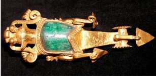the zoomorphic gold and “emerald” pendant from Coclé on the south coast of Panama