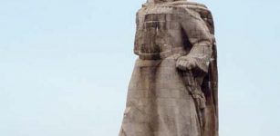 Zheng Chenggong, statue on Gulang Yu, China.