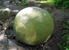 Spheres found in Bosnia. Many of them do not deviate from perfectly spherical shape for more than a few cm. Photo: http://metrobloggen.se/