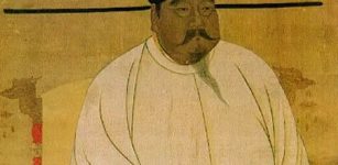 He is remembered for his reform of the examination where the bureaucracy favors individual who demonstrate abilities rather than birth. He paid attention to talent training, setting up schools, respecting knowledge, and revitalizing Confucianism.
