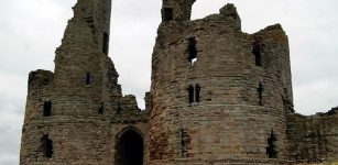 In the 1380s, the castle was further fortified, but it was besieged with cannon fire multiple times during the Wars of the Roses and finally, after these devastating experiences, fell into ruin. Credits: English Heritage