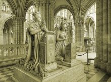 Memorial to Louis XVI and Marie Antoinette, sculptures by Edme Gaulle and Pierre Petitot in the Basilica of Saint-Denis. Image via wikipedia