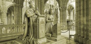 Memorial to Louis XVI and Marie Antoinette, sculptures by Edme Gaulle and Pierre Petitot in the Basilica of Saint-Denis. Image via wikipedia