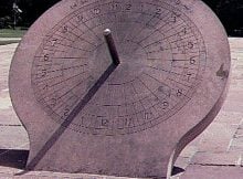 A simple astronomic instrument, the 'gnomon' used to calculate the time, season, and so on) is composed of a vertical gnomon and a horizontal ruler. Image: Cultural China