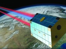 GRACE Follow-On will be a tandem of two satellites, circling the Earth separated by 220 kilometers in the same orbit 490 kilometers above ground. It will measure inter-satellite distances with microwaves (blue) and a new laser interferometer (red). © Earth: NASA “Blue Marble”, satellites: Schütze/AEI