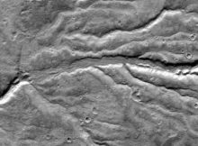 The angles of valley branches - here a section of the Warrego Valles region - on Mars are narrow and correspond to those of arid regions on Earth. (Image: NASA / JPL /