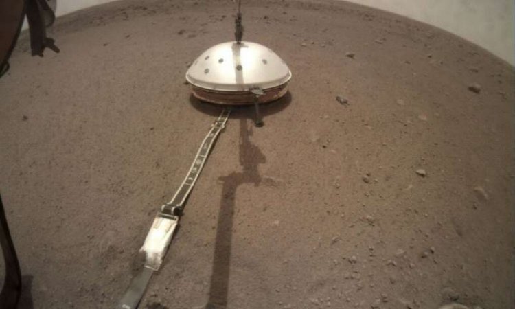 In February, NASA’s InSight deployed in its wind and thermal shield, which covers the lander's seismometer. Image credit: NASA/JPL-Caltech