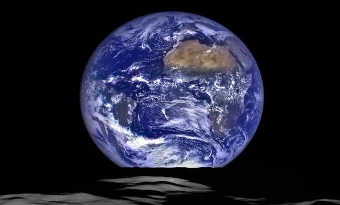 The rising Earth from the perspective of the moon © NASA Goddard