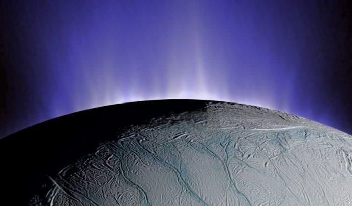 This composite image shows how plumes of water emanate from fissures in the surface ice of Enceladus, one of Saturn’s moons. NASA / JPL (Illustration