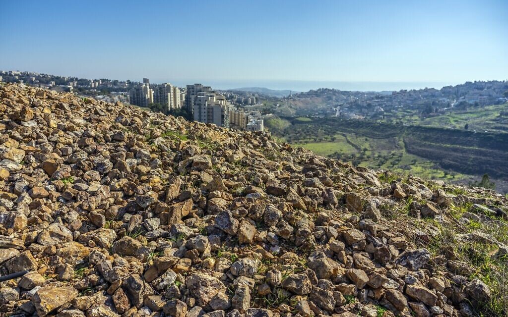 Kingdom Of Judah: Government Complex And 120 Seal Impressions Stamped On Jars - Unearthed