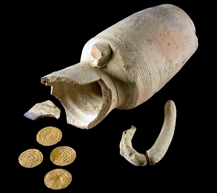 Marvelous Juglet With Pure Four Gold Coins Found In Jerusalem - Someone's Piggy Bank?