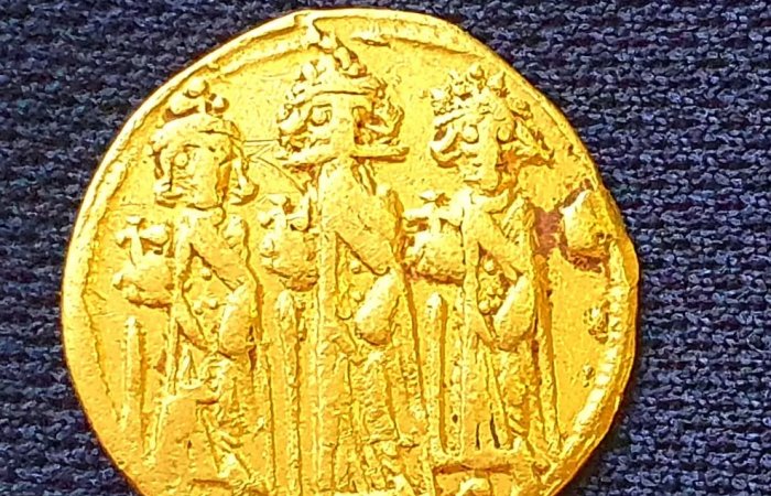 Rare Ancient Gold Coin Depicting Emperor Heraclius And Hill Of Golgotha Discovered In Israel