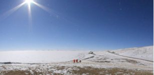 Freshwater lakes on the Tibetan Plateau act like lenses that accumulate heat from solar radiation