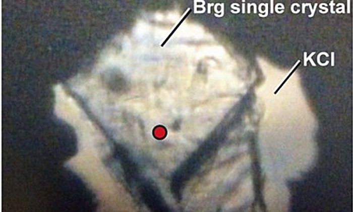 Measuring device for determining the thermal conductivity of bridgmanite under high pressure and extreme temperature. Credit: Murakami M et al