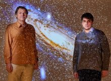 Prof. Dr. Pavel Kroupa (left) and Moritz Haslbauer (right) - with a projection of the Andromeda galaxy. Credit: Volker Lannert/University of Bonn