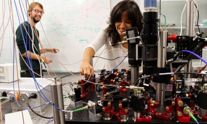 1 / 1Silvana Palacios and Simon Coop, co-authors of the paper, manipulating the experimental setup in the lab at ICFO. Credit: ICFO