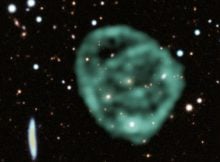 Data from SARAO's MeerKAT radio telescope data (green) showing the odd radio circles, is overlaid on optical and near infra-red data from the Dark Energy Survey. Credit: J. English (U. Manitoba) / EMU / MeerKAT / DES(CTIO)