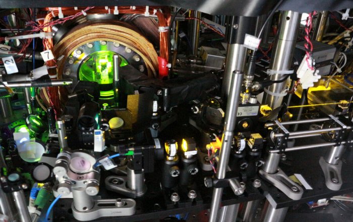 MIT researchers used a system of lasers to first entangle, then reverse the evolution of a cloud of ultracold atoms. Credit: Simone Colombo