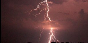 This CG was of very short duration, exhibited highly branched channels and was very bright indicating that it was staccato lightning near New Boston, Texas.