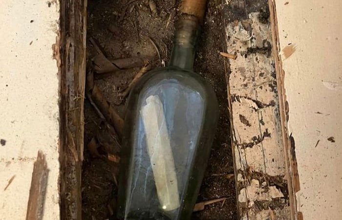 Amazing Victorian Time Capsule - 135-Year-Old Message In A Bottle Found In Edinburgh