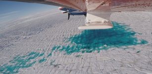 Measuring ice thickness with the ultra wideband ice radar system, attached to the aircraft's wings. Credit: Alfred-Wegener-Institut / Tobias Binder