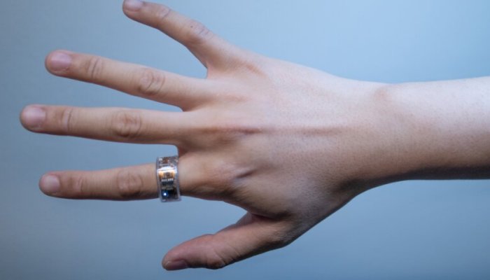 The OmniRing doesn’t have a display and so can support a longer battery life. This makes it possible to wear the ring all the time, including while sleeping and swimming, enabling the ring to capture deeper and more intimate levels of sensing information. Credit: Taiting Lu