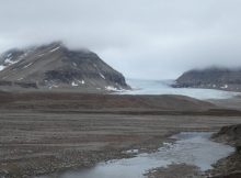 Svalbard in the Arctic in summer. Dust from the land without snow cover greatly contributes to the formation of ice crystals in the low-level clouds. Credit: Yutaka Tobo, National Institute of Polar Research